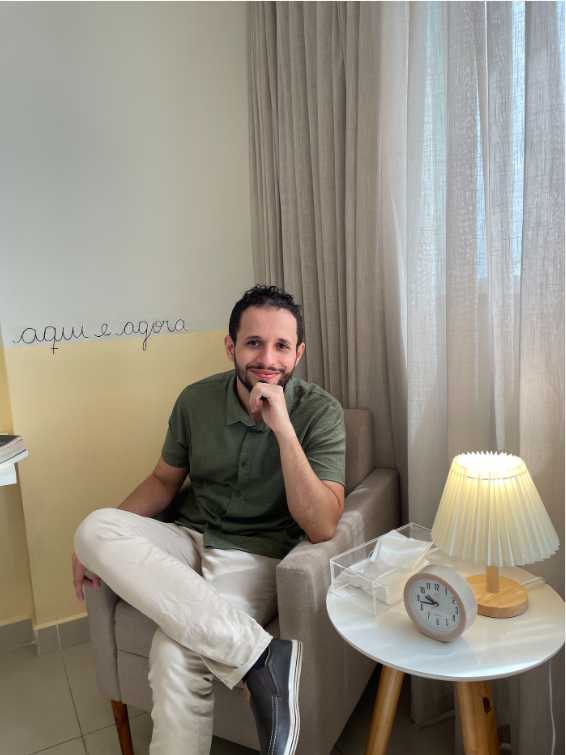 Rodrigo Chocrón sentado na poltrona do consultório, em clima de escuta